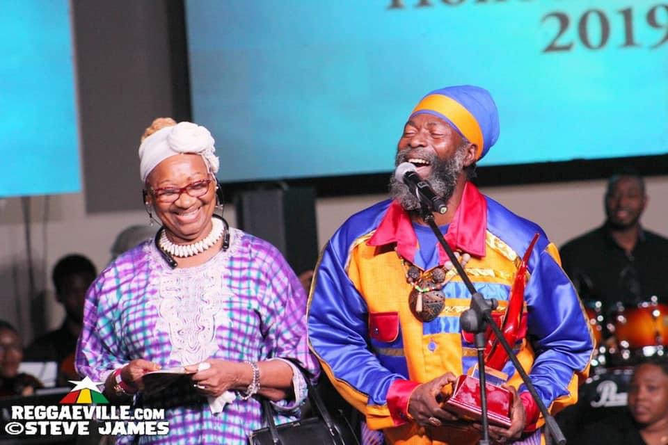 Capleton & Mrs Kemp accept JARIA Award for Best Promoter